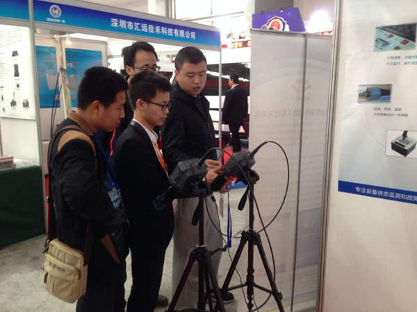 工作人员向参展观众介绍亚泰光电工业内窥镜产品