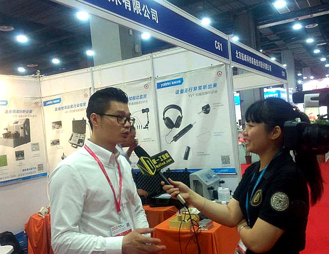 亚泰光电油监测液事业部工作人员接受媒体采访