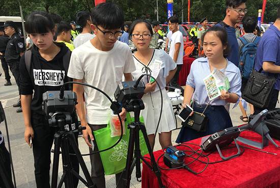 活动现场周边大学生操作亚泰光电内窥镜产品