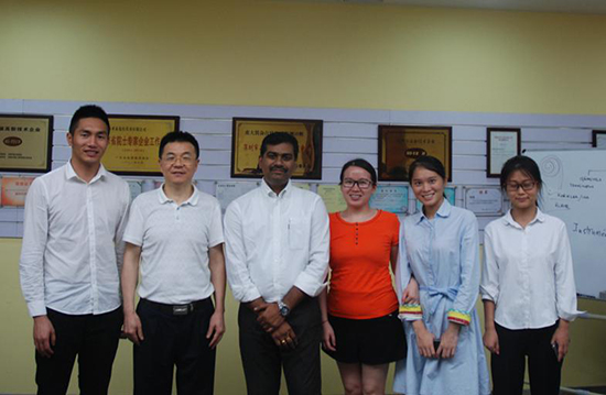 亚泰光电总经理郑翔(左二)、AIMIL副总经理Subrahmanyam