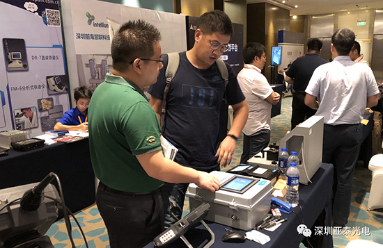 工作人员现场给客户讲解在线油液监测系统