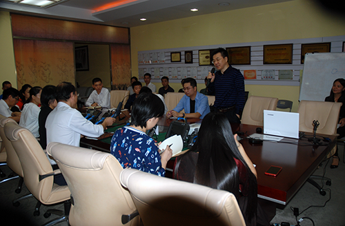 新品发布会现场,亚泰光电总经理郑总首先致词