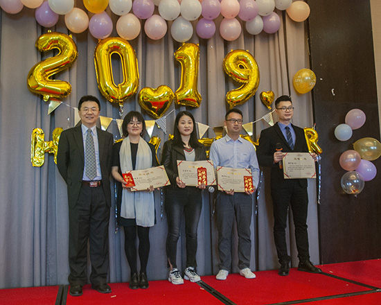 亚泰光电2019年迎春年会现场的颁奖典礼