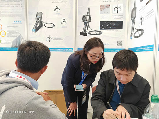 亚泰光电展台前，公司内窥镜工程师与客户亲密交谈为