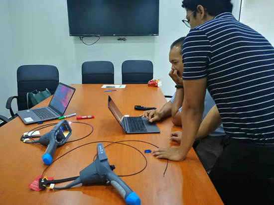 经销商与客户维修主管一起将现场拍到的图片和视频转存至电脑，看图片质量效果。