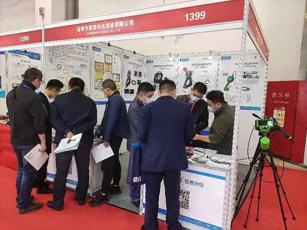 上海QC展期间亚泰光电展台前前来参观的现场观众